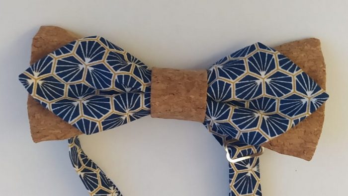 Nœud papillon liège/bleu indigo aux motifs géométriques avec sa pochette
