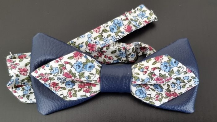 Nœud papillon simili cuir bleu foncé fleuri rose/bleu