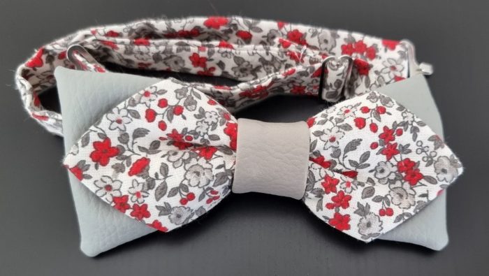 Nœud papillon simili cuir gris clair fleuri rouge/gris
