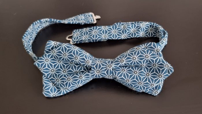 Nœud papillon bleu indigo aux motifs géométriques avec sa pochette