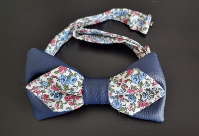 Nœud papillon simili cuir bleu foncé fleuri rose/bleu – Image 2