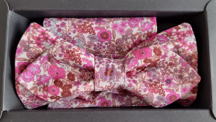 Nœud papillon fleuri rose avec sa pochette