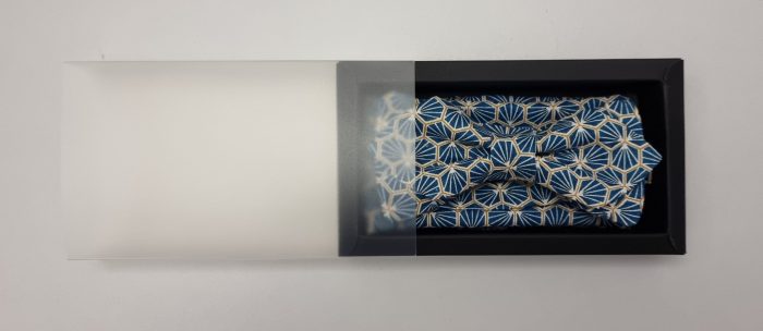 Nœud papillon bleu indigo aux motifs géométriques avec sa pochette – Image 2