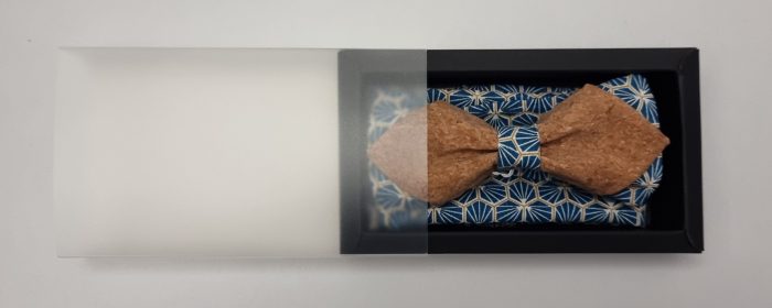 Nœud papillon liège/bleu indigo aux motifs géométriques avec sa pochette – Image 2