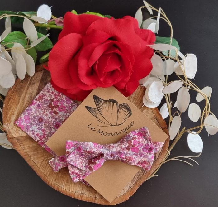 Nœud papillon fleuri rose avec sa pochette – Image 2