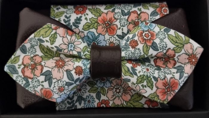 Nœud papillon simili cuir marron/vert fleuri avec sa pochette