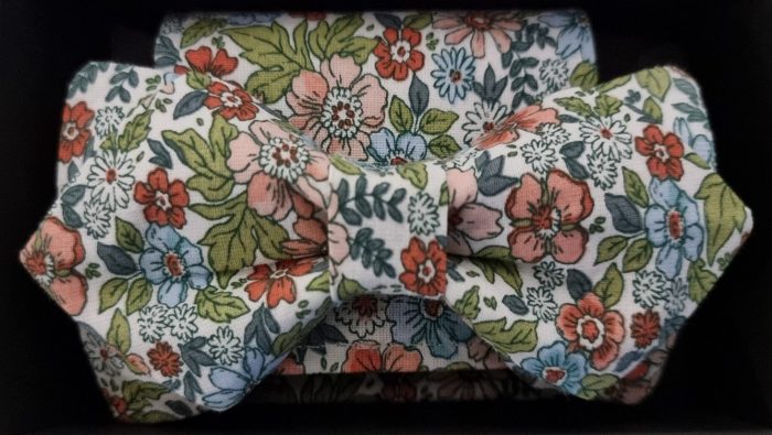 Nœud papillon vert fleuri avec sa pochette